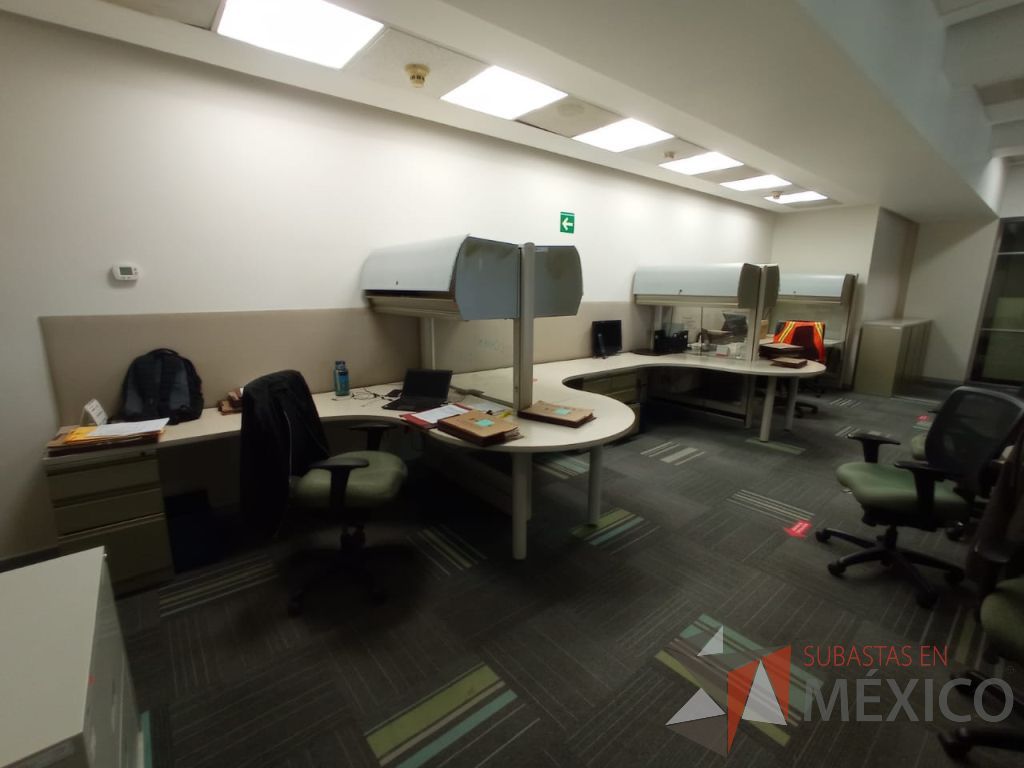 Lote 101 - Estación de trabajo de mampara alta color beige para 5 personas con 5 gavetas y 5 archiveros de pedestal de 3 cajones - Imagen 2
