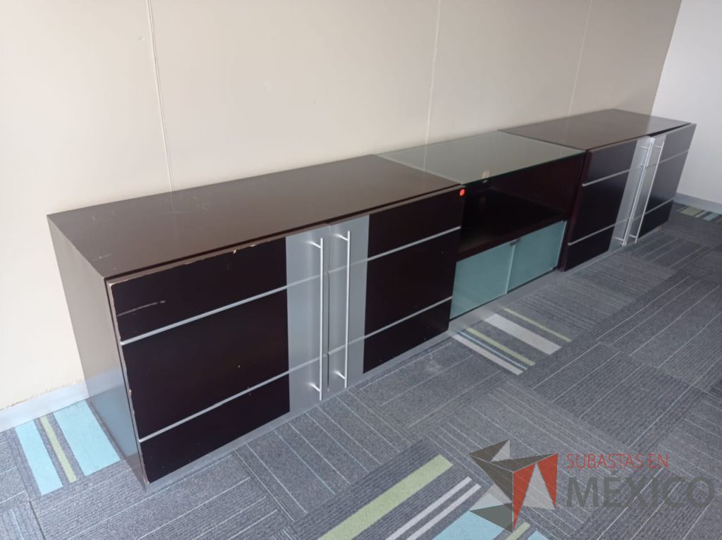 Lote 019 - Credenza con 4 puertas de madera con 2 entrepaños color café y 2 puertas de vidrio - Imagen 2