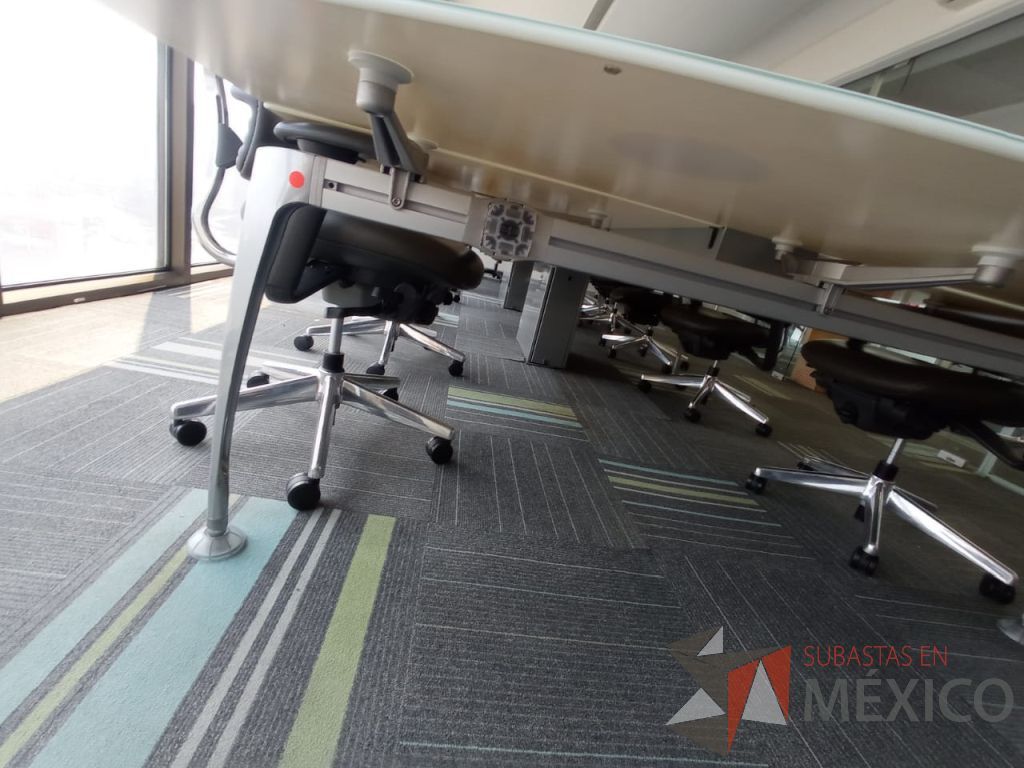 Lote 117 - Mesa de sala de juntas para 16 personas con base metálica y accesorio para conexiones y cubierta de vidrio - Imagen 2