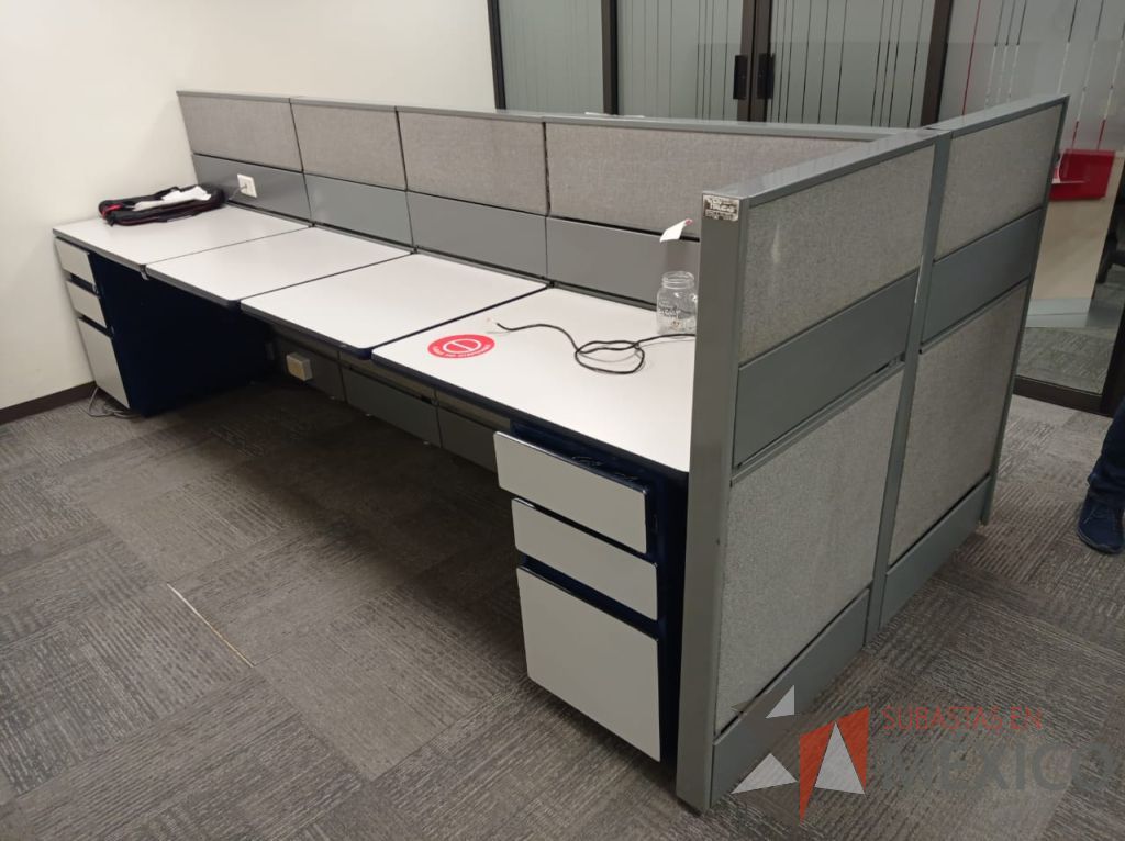 Lote 148 - Estación de trabajo de mampara color gris para 4 personas con 4 archiveros de pedestal de 3 cajones - Imagen 2