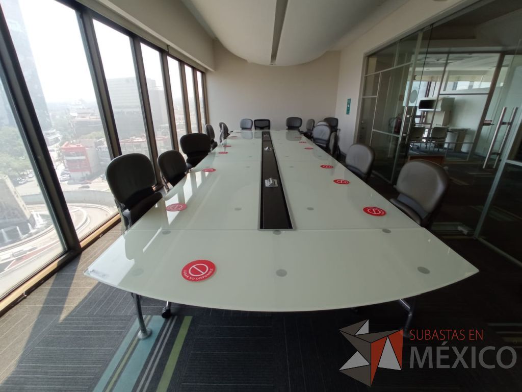 Lote 117 - Mesa de sala de juntas para 16 personas con base metálica y accesorio para conexiones y cubierta de vidrio - Imagen 6