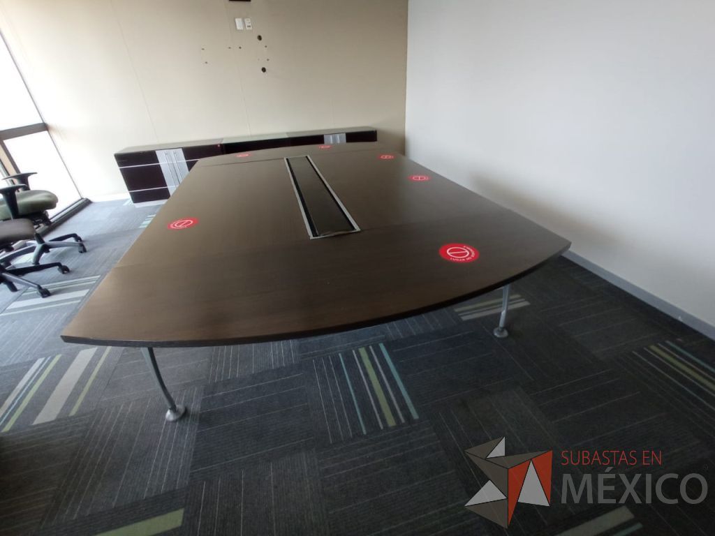Lote 108 - Sala de juntas para 8 personas con base metálica y accesorio para conexiones color café - Imagen 2