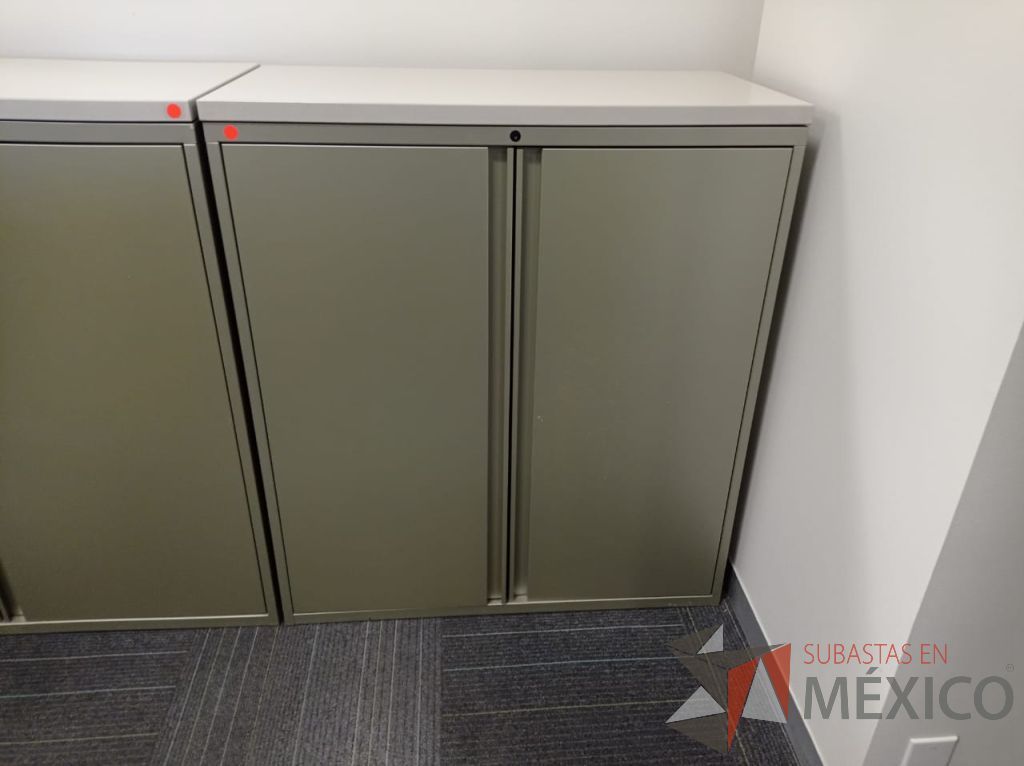 Lote 104 - 2 Gabinetes metálicos altos con 2 puertas color verde y 2 entrepaños color negro - Imagen 2
