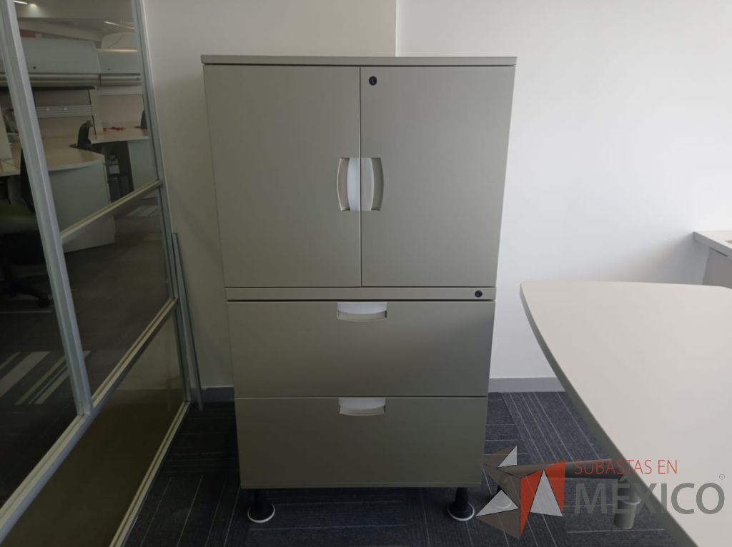 Lote 112 - 3 Gabinetes metálicos altos con 4 patas, 2 cajones, 2 puertas y 1 entrepaño color gris - Imagen 2