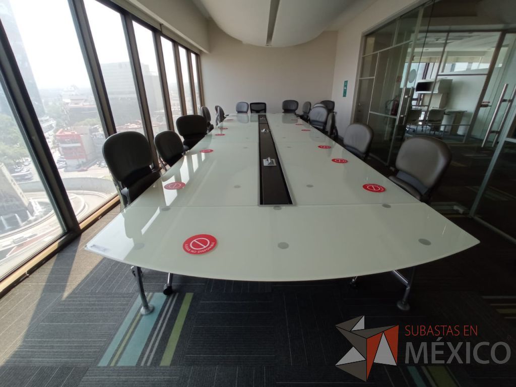 Lote 117 - Mesa de sala de juntas para 16 personas con base metálica y accesorio para conexiones y cubierta de vidrio - Imagen 4