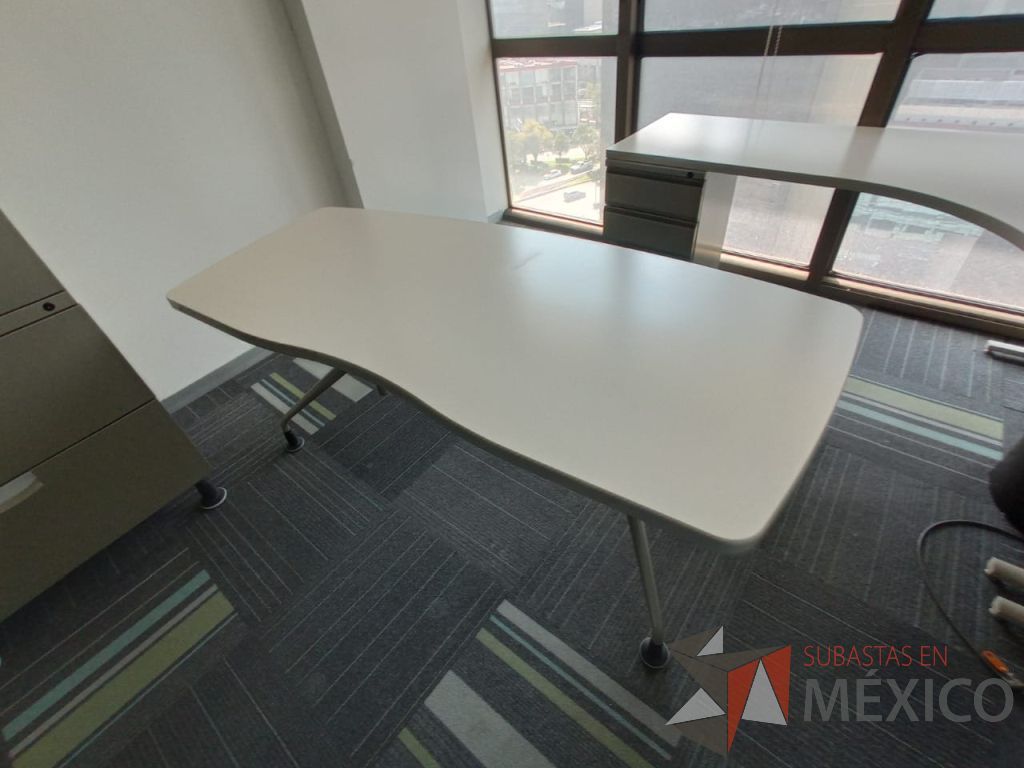 Lote 115 - 21 Mesas de trabajo con base metálica y cubierta curva color beige - Imagen 2