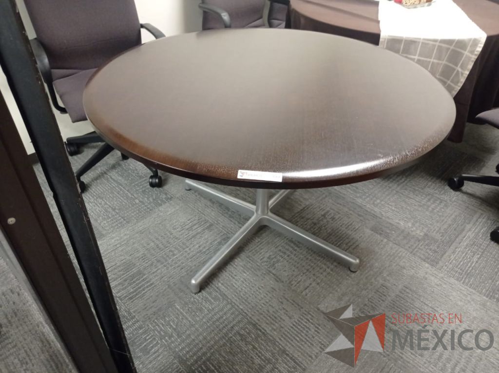 Lote 152 - Mesa de trabajo circular con base metálica y cubierta color café