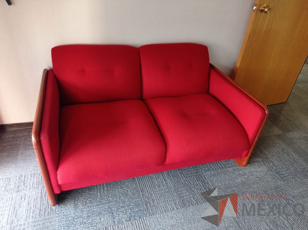 Lote 155 - Sillón de 2 plazas con descansa brazos, asiento y respaldo en tela color rojo