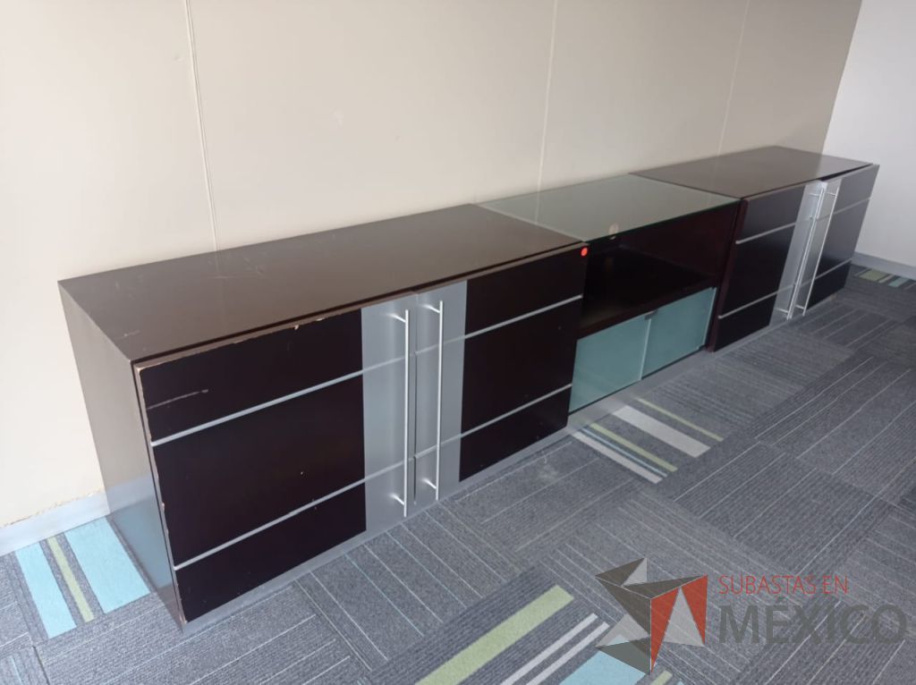 Lote 019 - Credenza con 4 puertas de madera con 2 entrepaños color café y 2 puertas de vidrio - Imagen 6