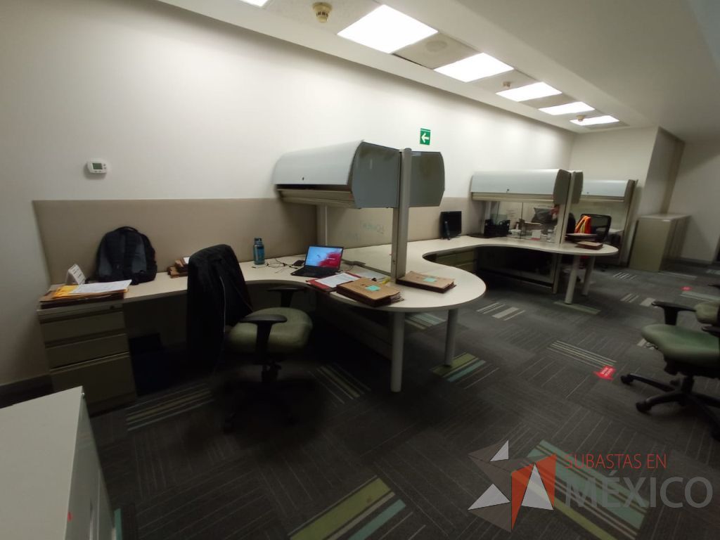 Lote 101 - Estación de trabajo de mampara alta color beige para 5 personas con 5 gavetas y 5 archiveros de pedestal de 3 cajones - Imagen 3