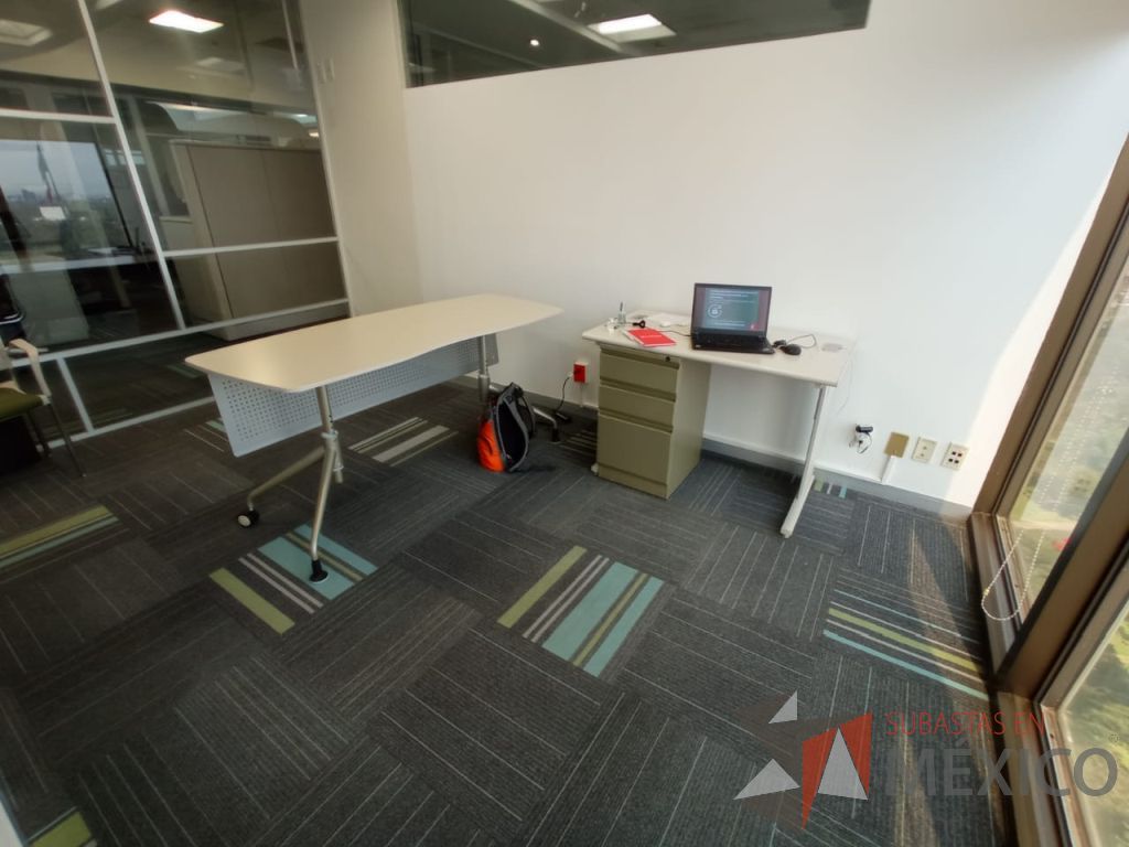 Lote 119 - Mesa de trabajo con base metálica, orificio para conexiones y cubierta color beige - Imagen 9