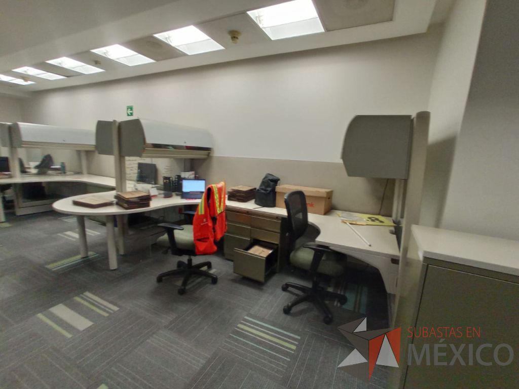 Lote 101 - Estación de trabajo de mampara alta color beige para 5 personas con 5 gavetas y 5 archiveros de pedestal de 3 cajones - Imagen 4