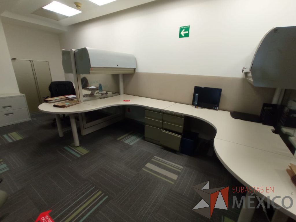 Lote 101 - Estación de trabajo de mampara alta color beige para 5 personas con 5 gavetas y 5 archiveros de pedestal de 3 cajones - Imagen 5