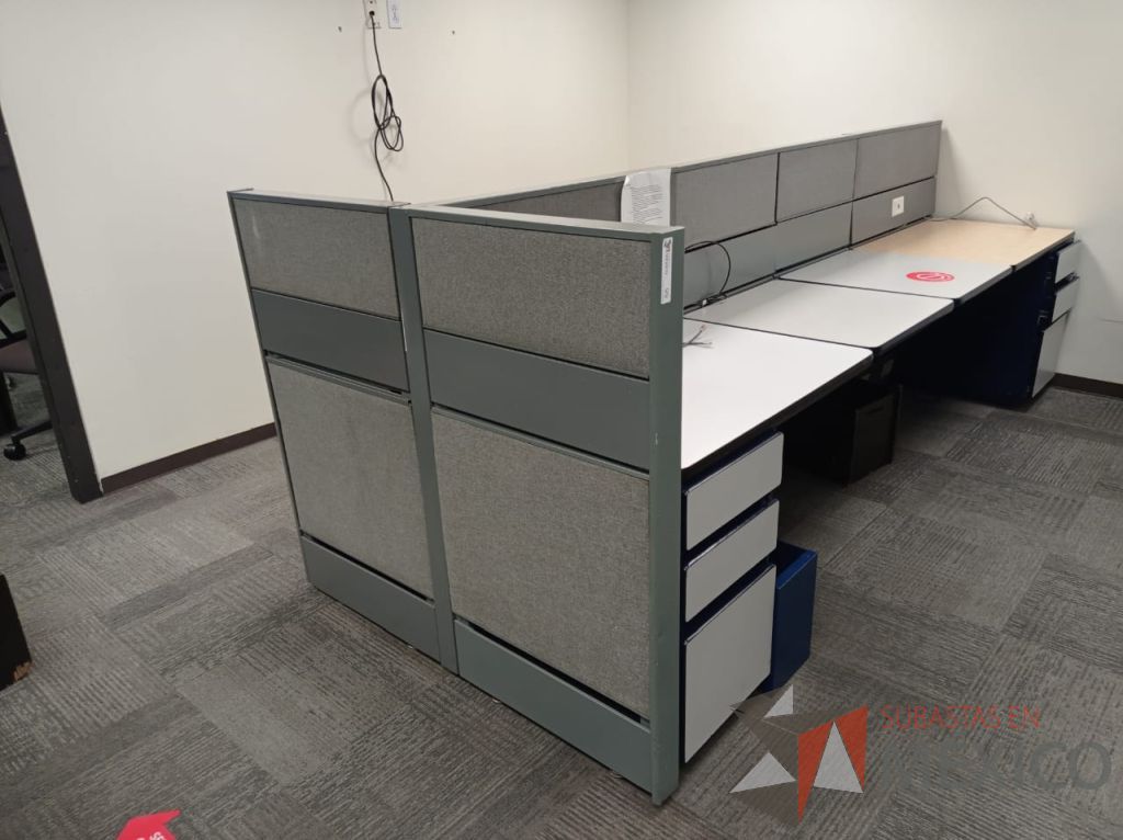 Lote 148 - Estación de trabajo de mampara color gris para 4 personas con 4 archiveros de pedestal de 3 cajones - Imagen 4