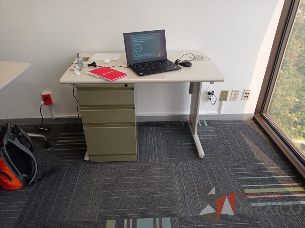 Lote 119 - Mesa de trabajo con base metálica, orificio para conexiones y cubierta color beige - Imagen 2