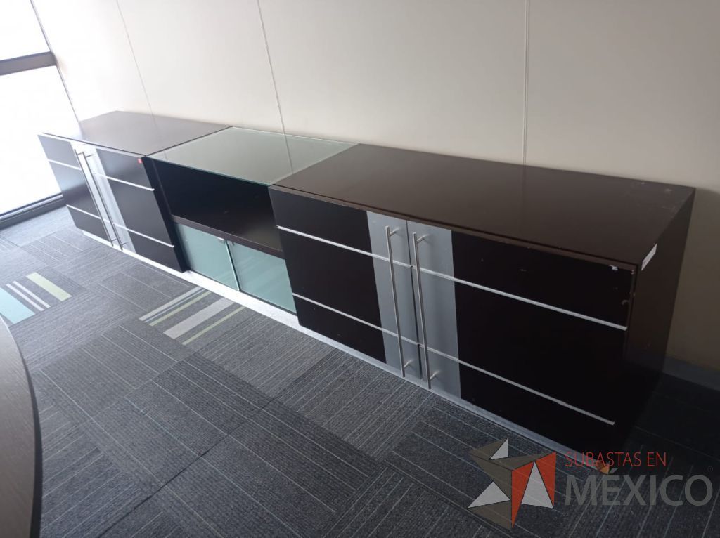Lote 019 - Credenza con 4 puertas de madera con 2 entrepaños color café y 2 puertas de vidrio - Imagen 5