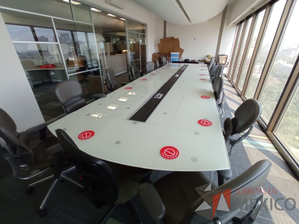 Lote 117 - Mesa de sala de juntas para 16 personas con base metálica y accesorio para conexiones y cubierta de vidrio - Imagen 3