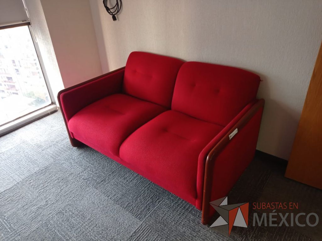 Lote 155 - Sillón de 2 plazas con descansa brazos, asiento y respaldo en tela color rojo - Imagen 3