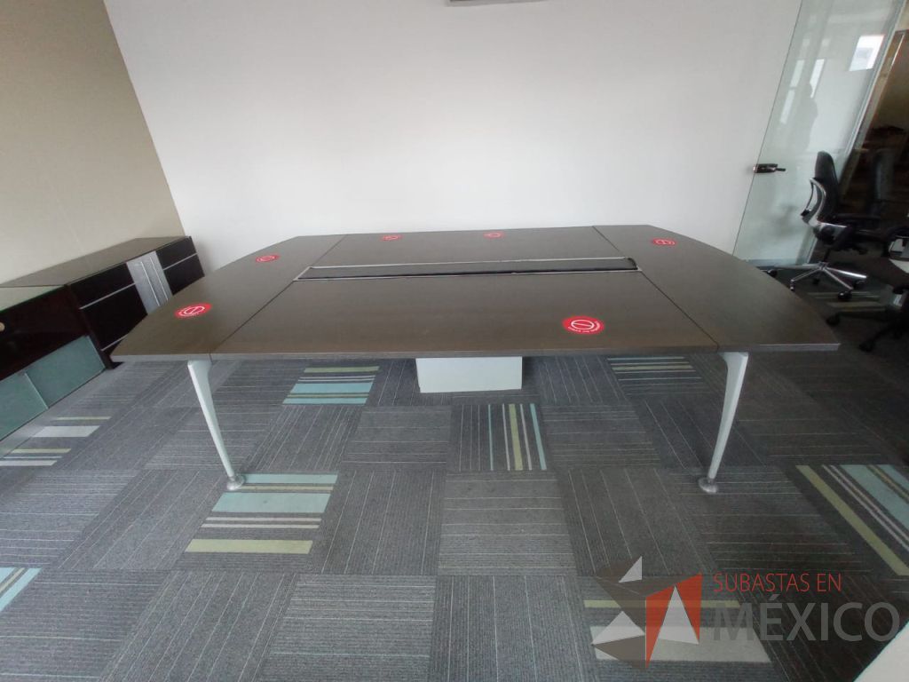 Lote 108 - Sala de juntas para 8 personas con base metálica y accesorio para conexiones color café - Imagen 6