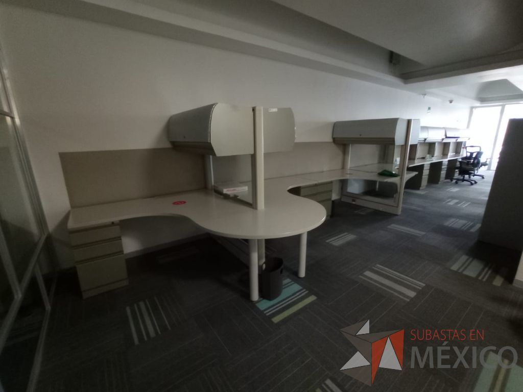Lote 105 - Estación de trabajo de mampara alta con vidrio al medio para 4 personas con 4 gavetas y 4 archiveros de pedestal de 3 cajones - Imagen 2