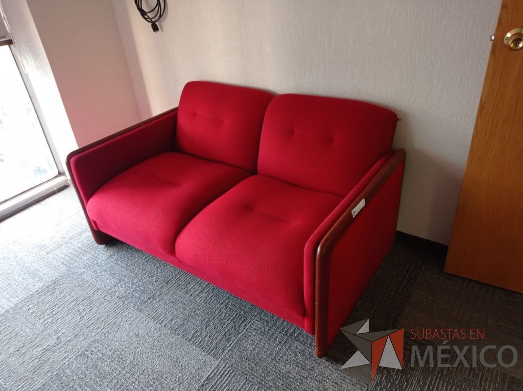 Lote 155 - Sillón de 2 plazas con descansa brazos, asiento y respaldo en tela color rojo - Imagen 2