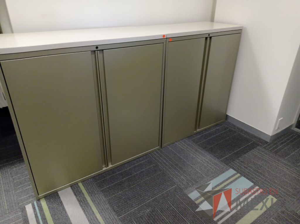 Lote 104 - 2 Gabinetes metálicos altos con 2 puertas color verde y 2 entrepaños color negro