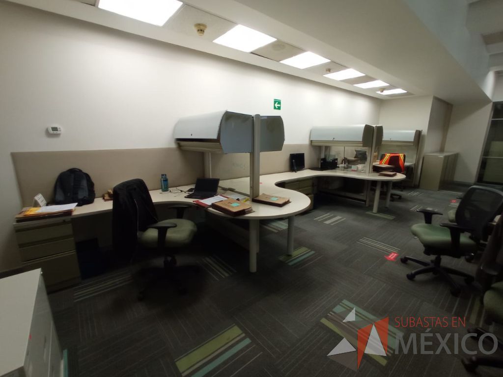 Lote 101 - Estación de trabajo de mampara alta color beige para 5 personas con 5 gavetas y 5 archiveros de pedestal de 3 cajones - Imagen 7