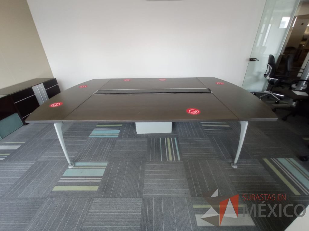 Lote 108 - Sala de juntas para 8 personas con base metálica y accesorio para conexiones color café