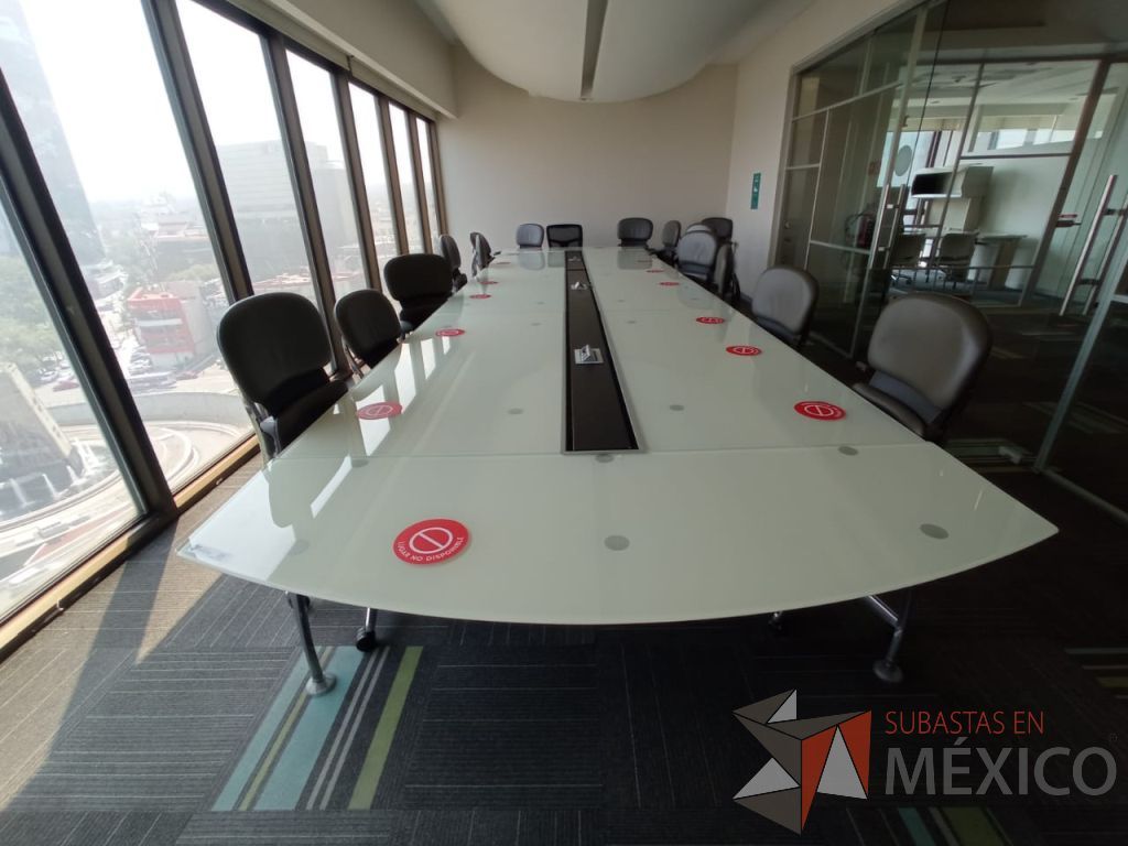 Lote 117 - Mesa de sala de juntas para 16 personas con base metálica y accesorio para conexiones y cubierta de vidrio - Imagen 5