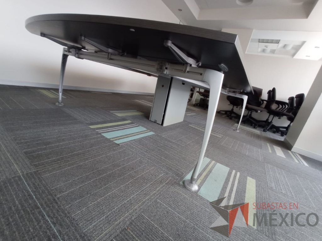 Lote 108 - Sala de juntas para 8 personas con base metálica y accesorio para conexiones color café - Imagen 3