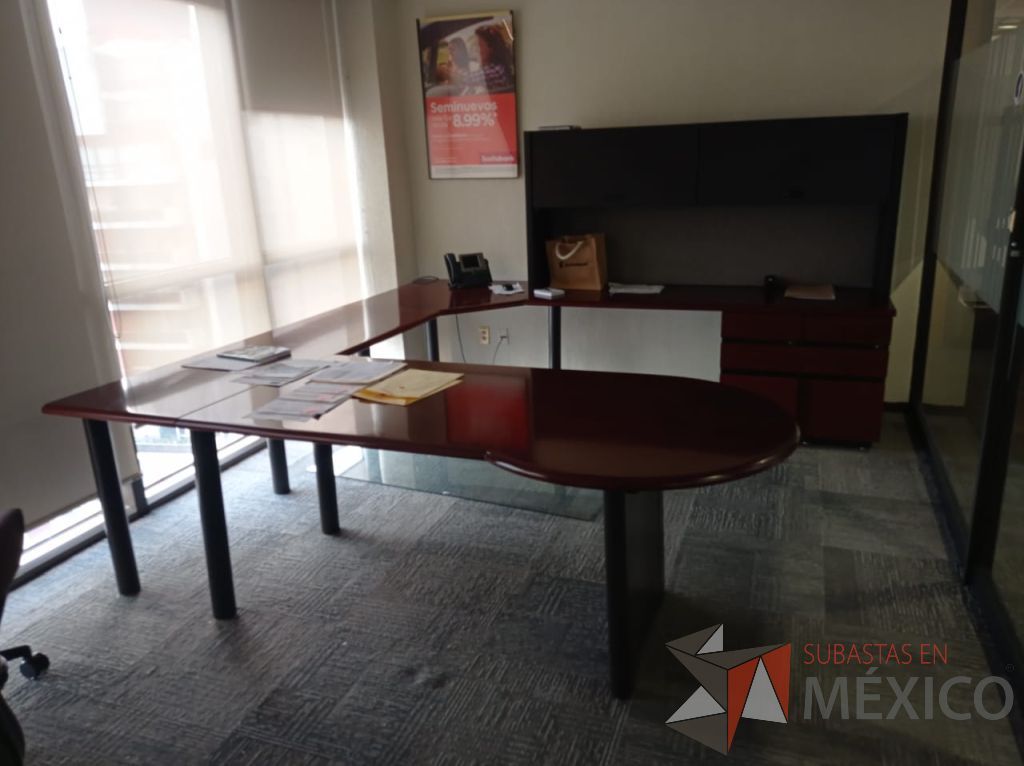 Lote 156 - Escritorio en herradura de costado derecho con base metálico, 2 archiveros de pedestal, gabinete superior con 2 puertas corredizas y cubierta color vino - Imagen 3