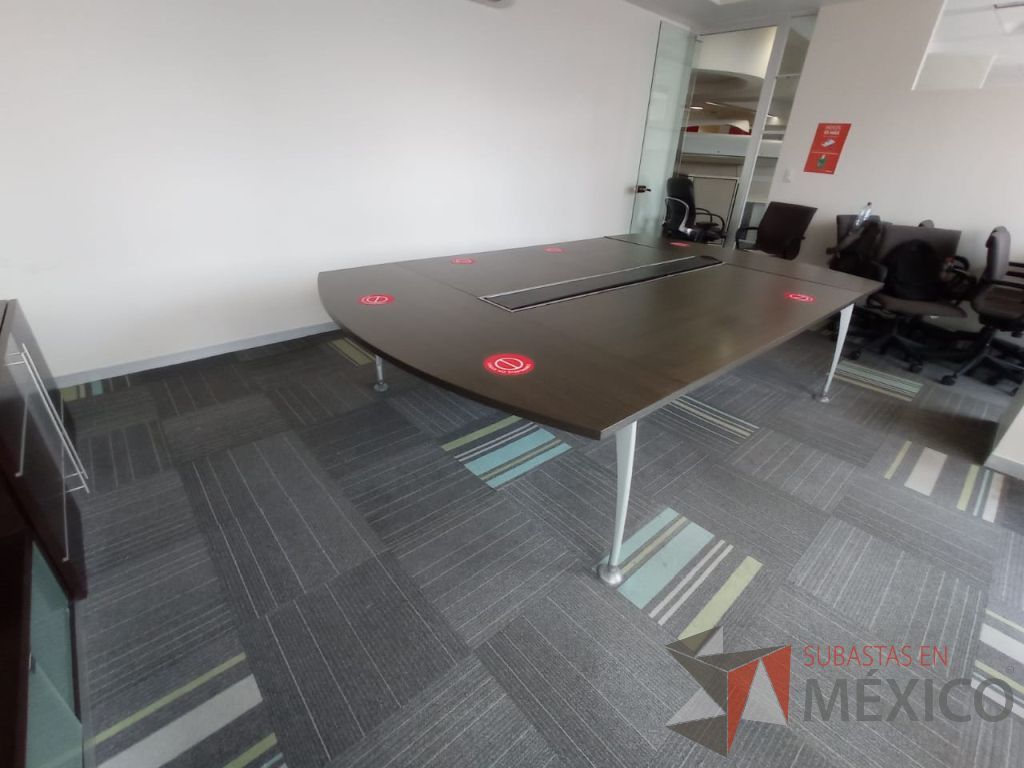 Lote 108 - Sala de juntas para 8 personas con base metálica y accesorio para conexiones color café - Imagen 4