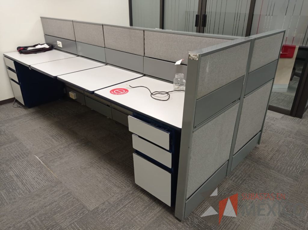 Lote 148 - Estación de trabajo de mampara color gris para 4 personas con 4 archiveros de pedestal de 3 cajones - Imagen 7