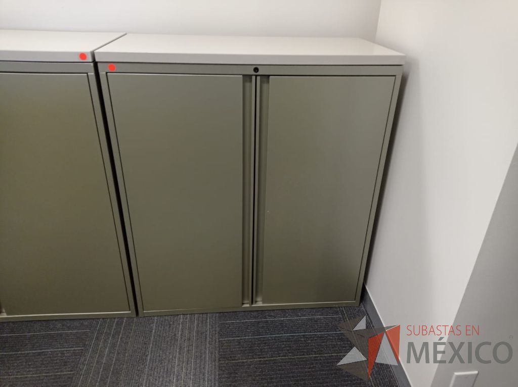 Lote 104 - 2 Gabinetes metálicos altos con 2 puertas color verde y 2 entrepaños color negro - Imagen 5