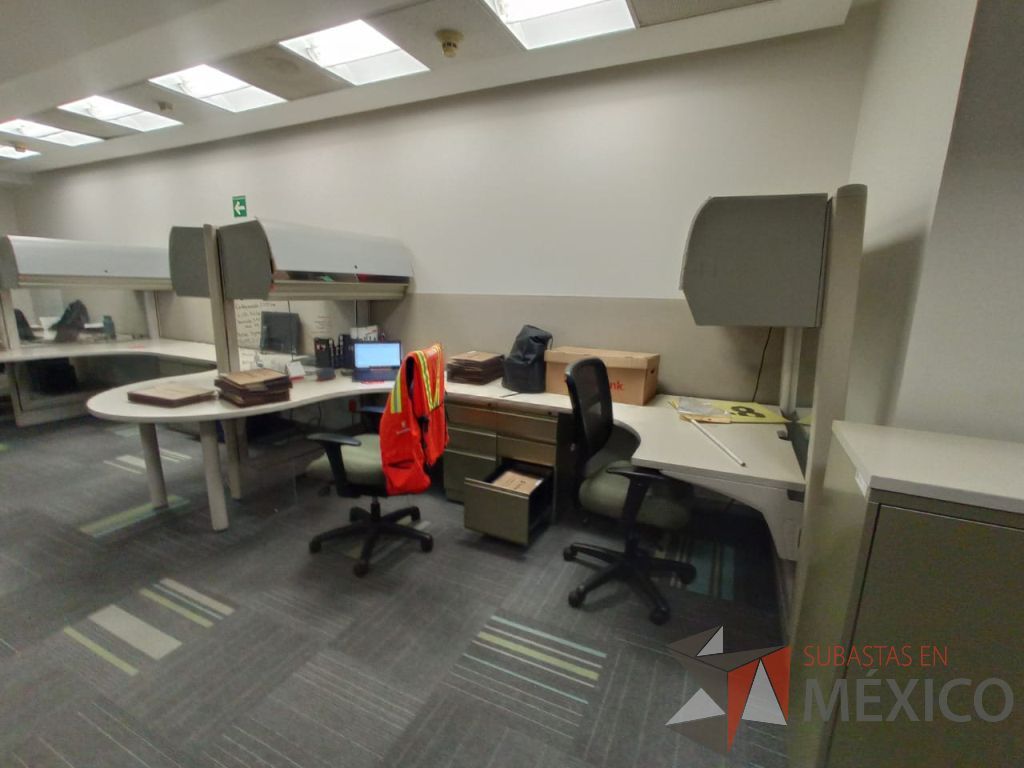 Lote 101 - Estación de trabajo de mampara alta color beige para 5 personas con 5 gavetas y 5 archiveros de pedestal de 3 cajones - Imagen 6