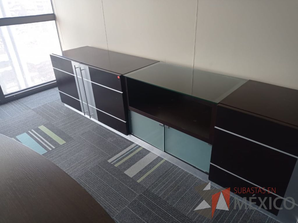 Lote 019 - Credenza con 4 puertas de madera con 2 entrepaños color café y 2 puertas de vidrio - Imagen 4