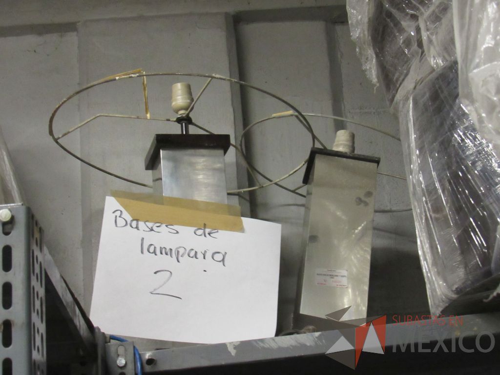 Lote 022 - 68 Pantallas para lampara, 2 Bases de lampara, 3 Lamparas, 1 Paraguas - Imagen 5