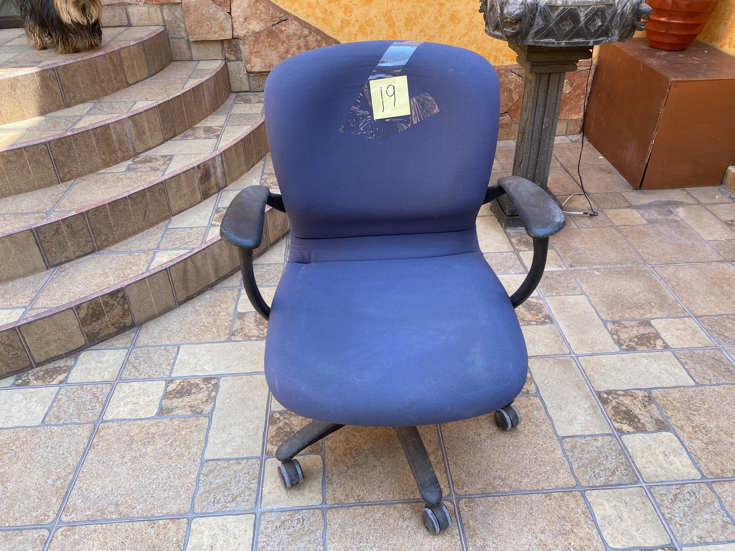 Lote 010 - 5 Sillas operativas con ruedas, descansa brazos, asiento y respaldo en tela color azul - Imagen 2