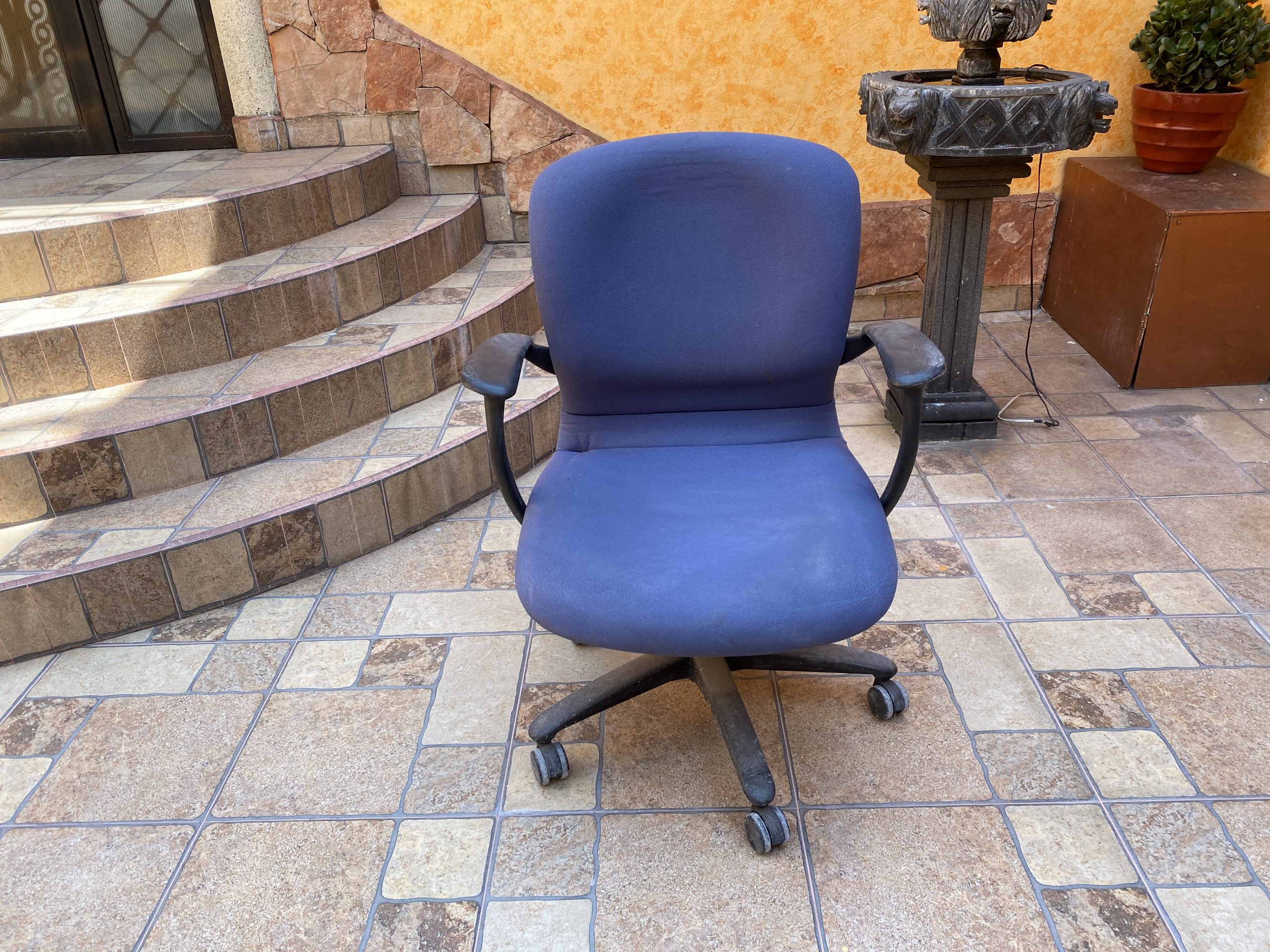 Lote 010 - 5 Sillas operativas con ruedas, descansa brazos, asiento y respaldo en tela color azul