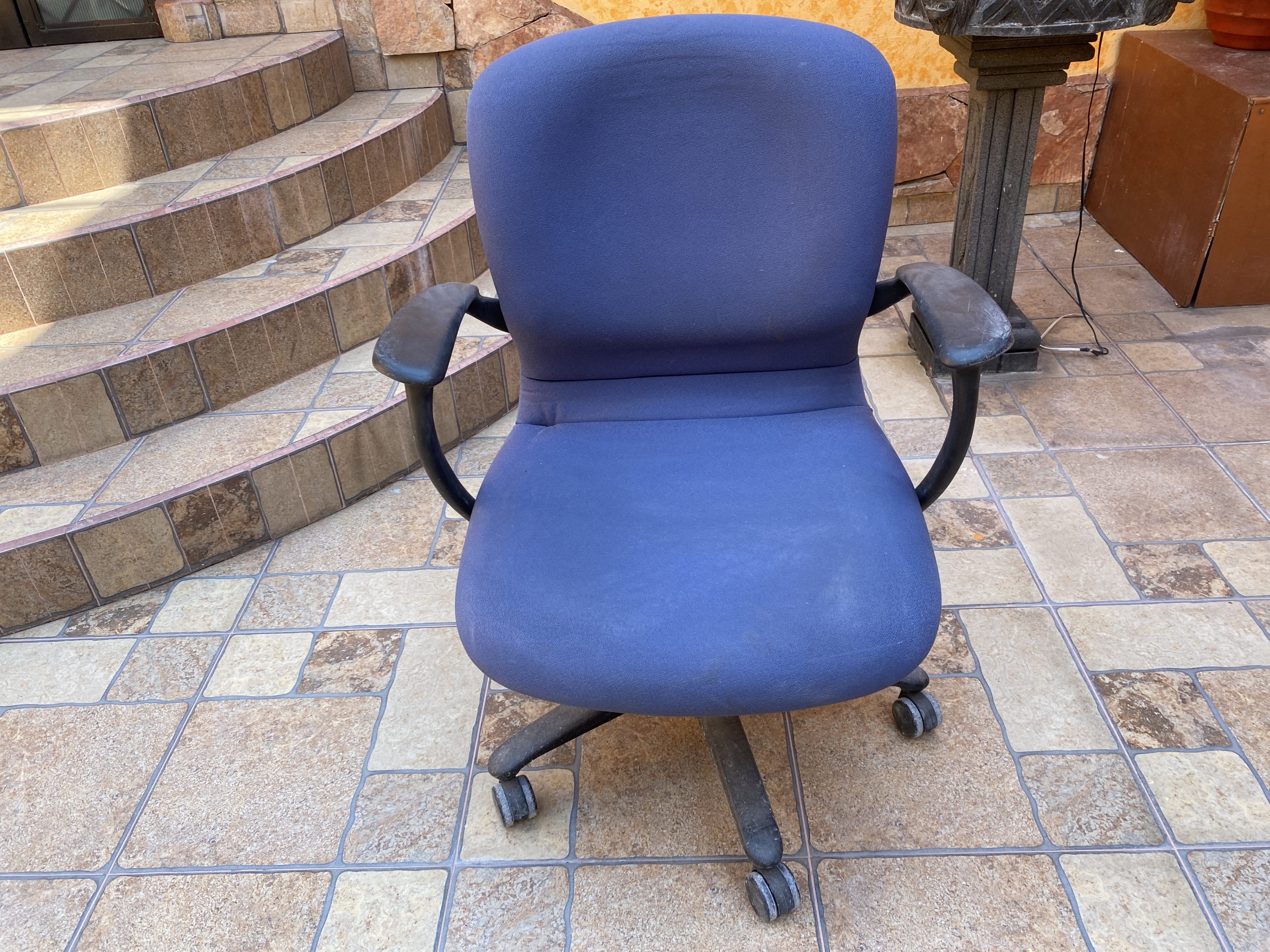 Lote 010 - 5 Sillas operativas con ruedas, descansa brazos, asiento y respaldo en tela color azul - Imagen 3