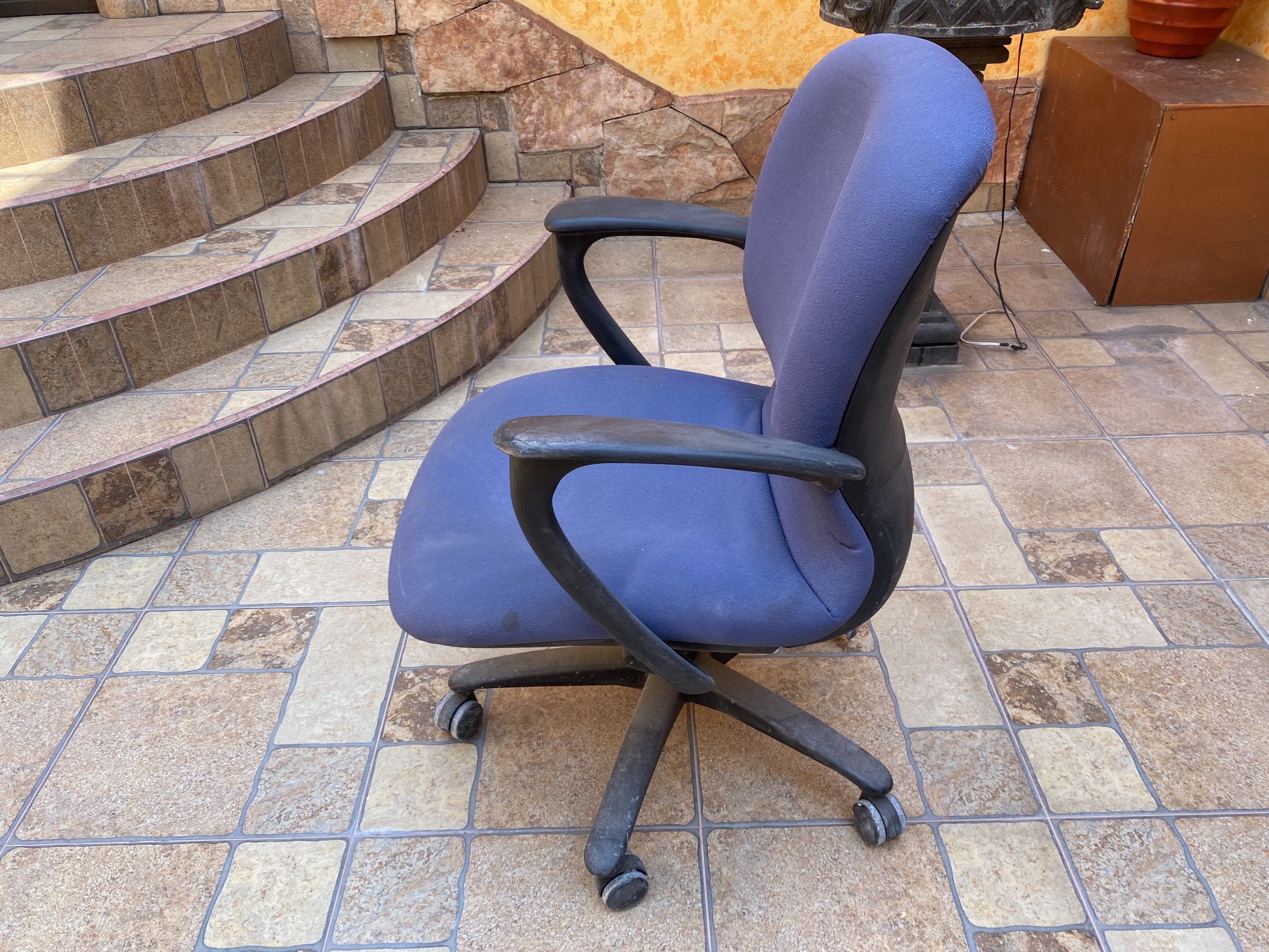 Lote 010 - 5 Sillas operativas con ruedas, descansa brazos, asiento y respaldo en tela color azul - Imagen 4