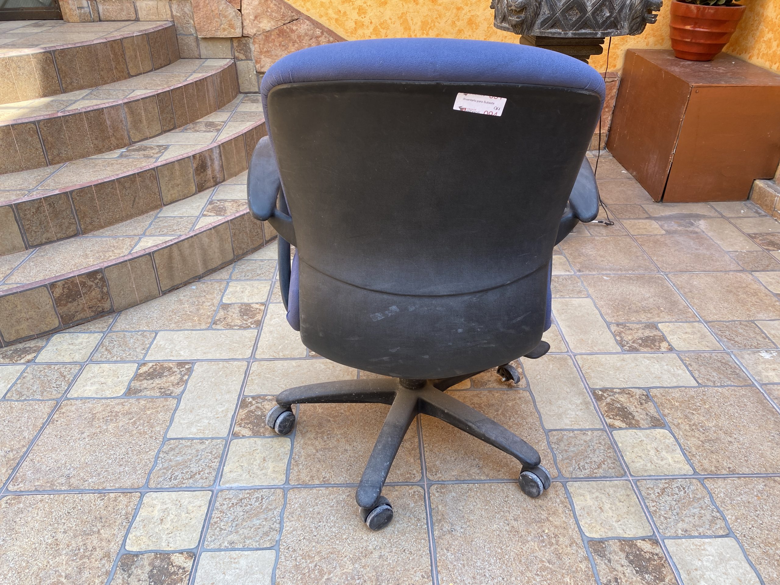 Lote 010 - 5 Sillas operativas con ruedas, descansa brazos, asiento y respaldo en tela color azul - Imagen 5