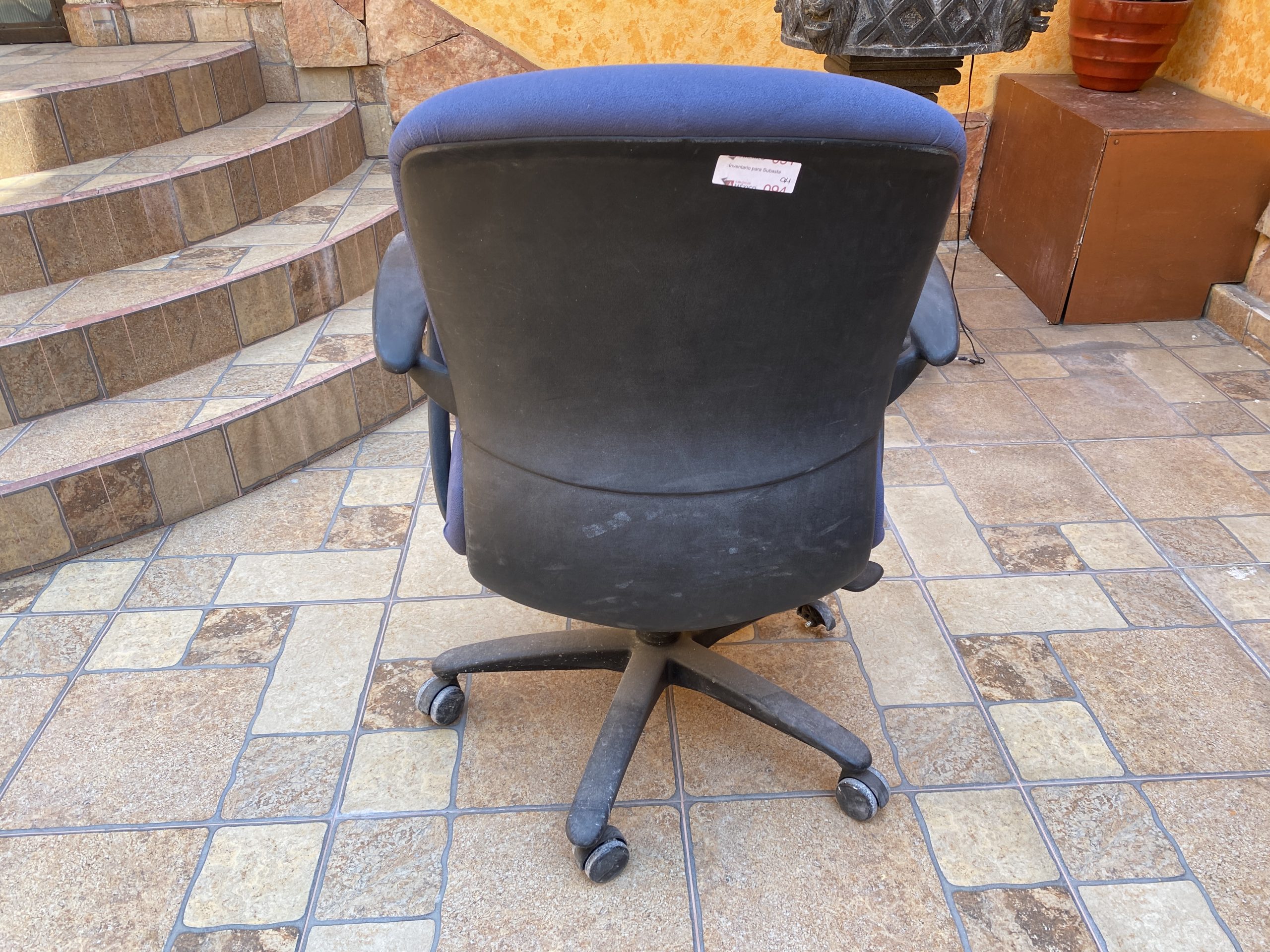 Lote 010 - 5 Sillas operativas con ruedas, descansa brazos, asiento y respaldo en tela color azul - Imagen 6