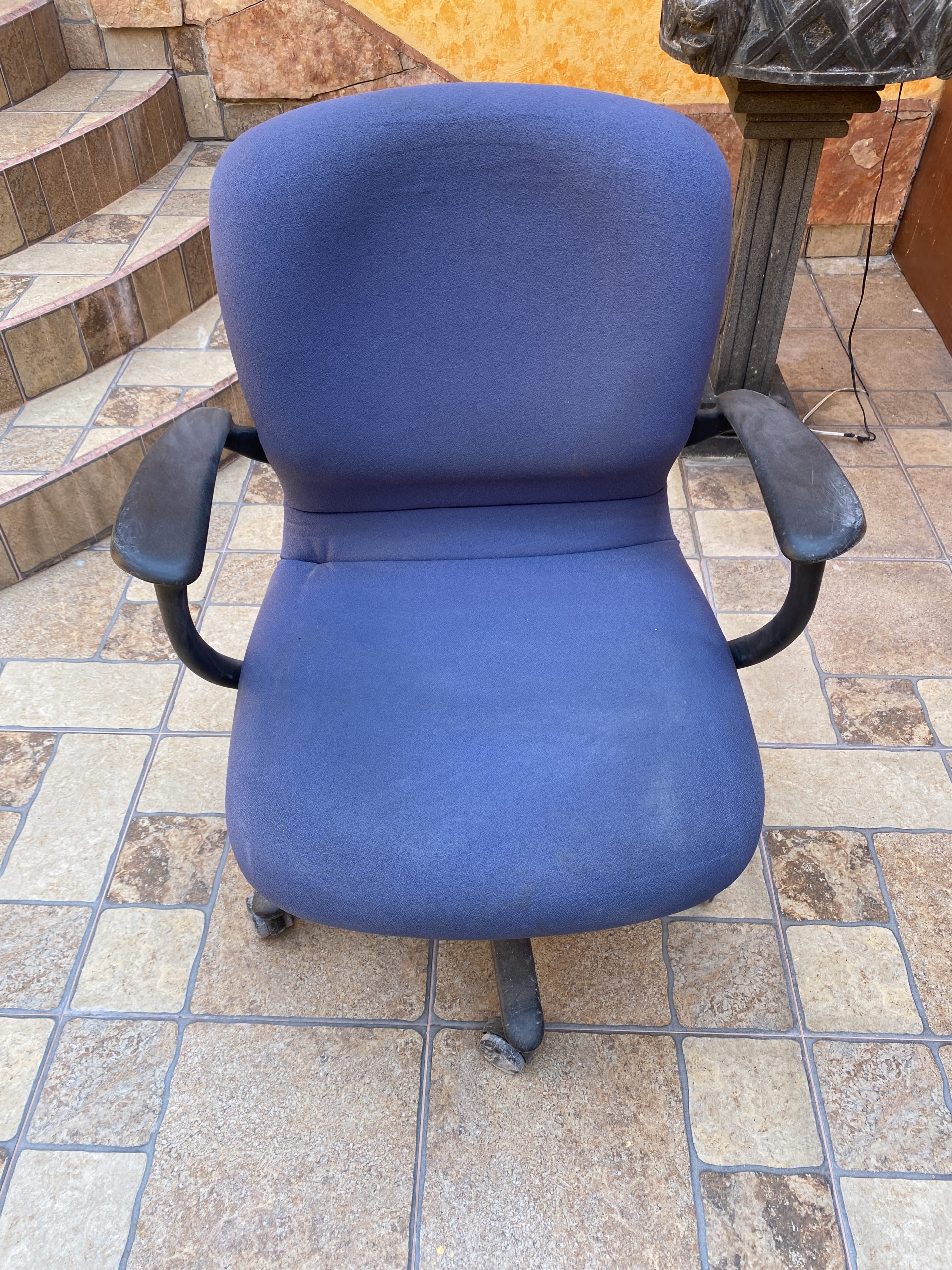 Lote 010 - 5 Sillas operativas con ruedas, descansa brazos, asiento y respaldo en tela color azul - Imagen 7