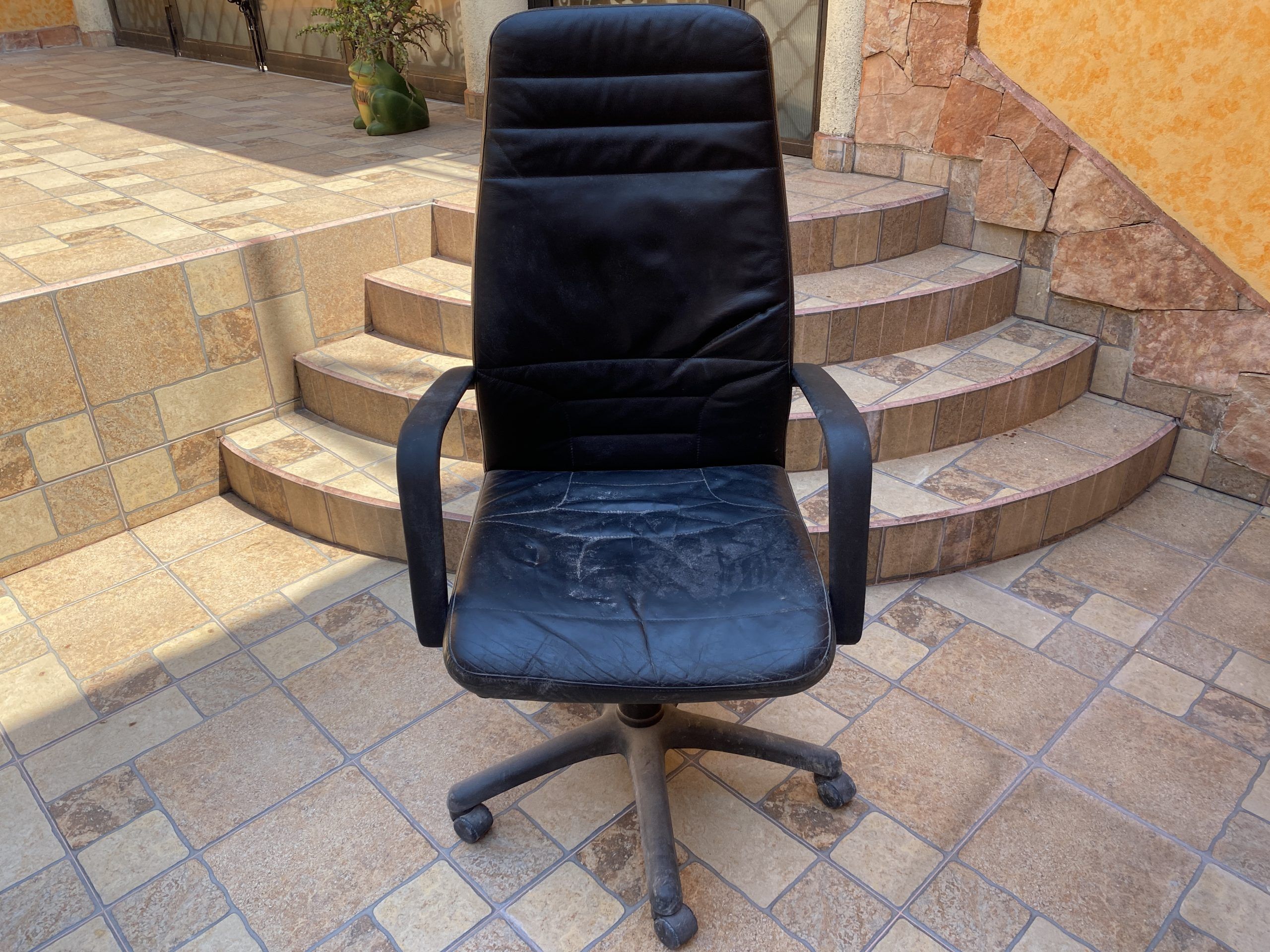 Lote 002 -Silla ejecutiva con ruedas, descansa brazos, asiento y respaldo en tela color negro