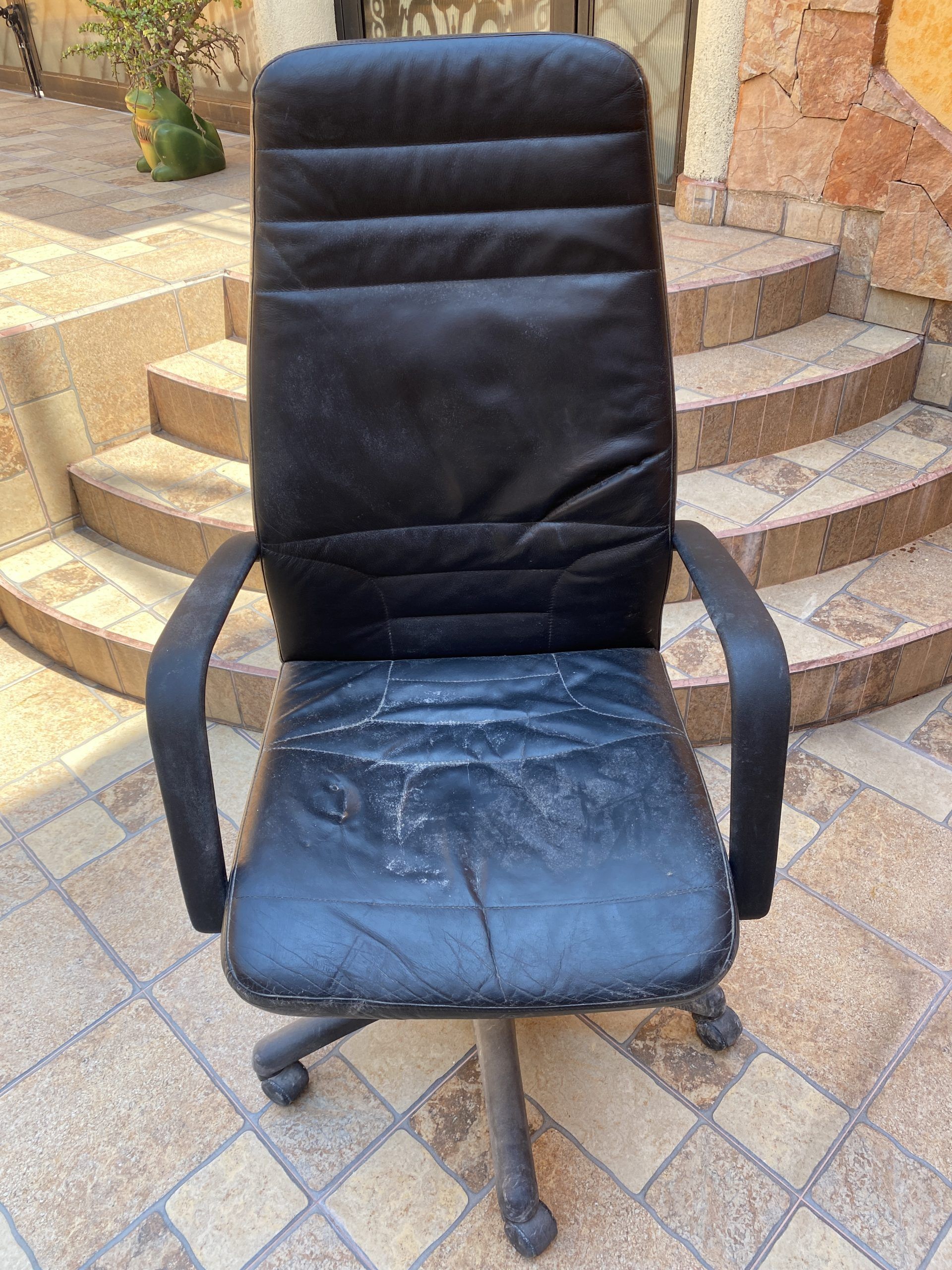 Lote 002 -Silla ejecutiva con ruedas, descansa brazos, asiento y respaldo en tela color negro - Imagen 3