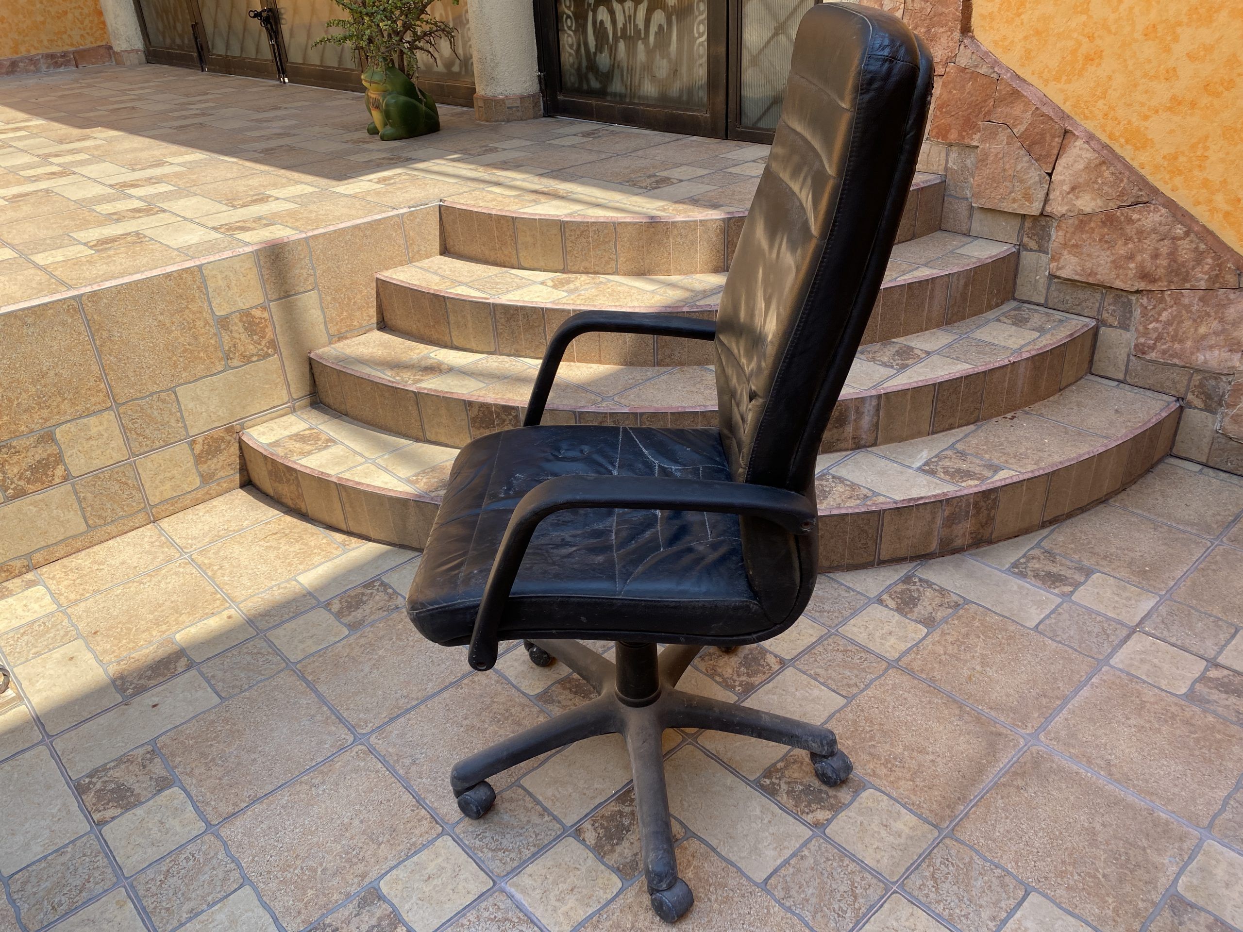 Lote 002 -Silla ejecutiva con ruedas, descansa brazos, asiento y respaldo en tela color negro - Imagen 4