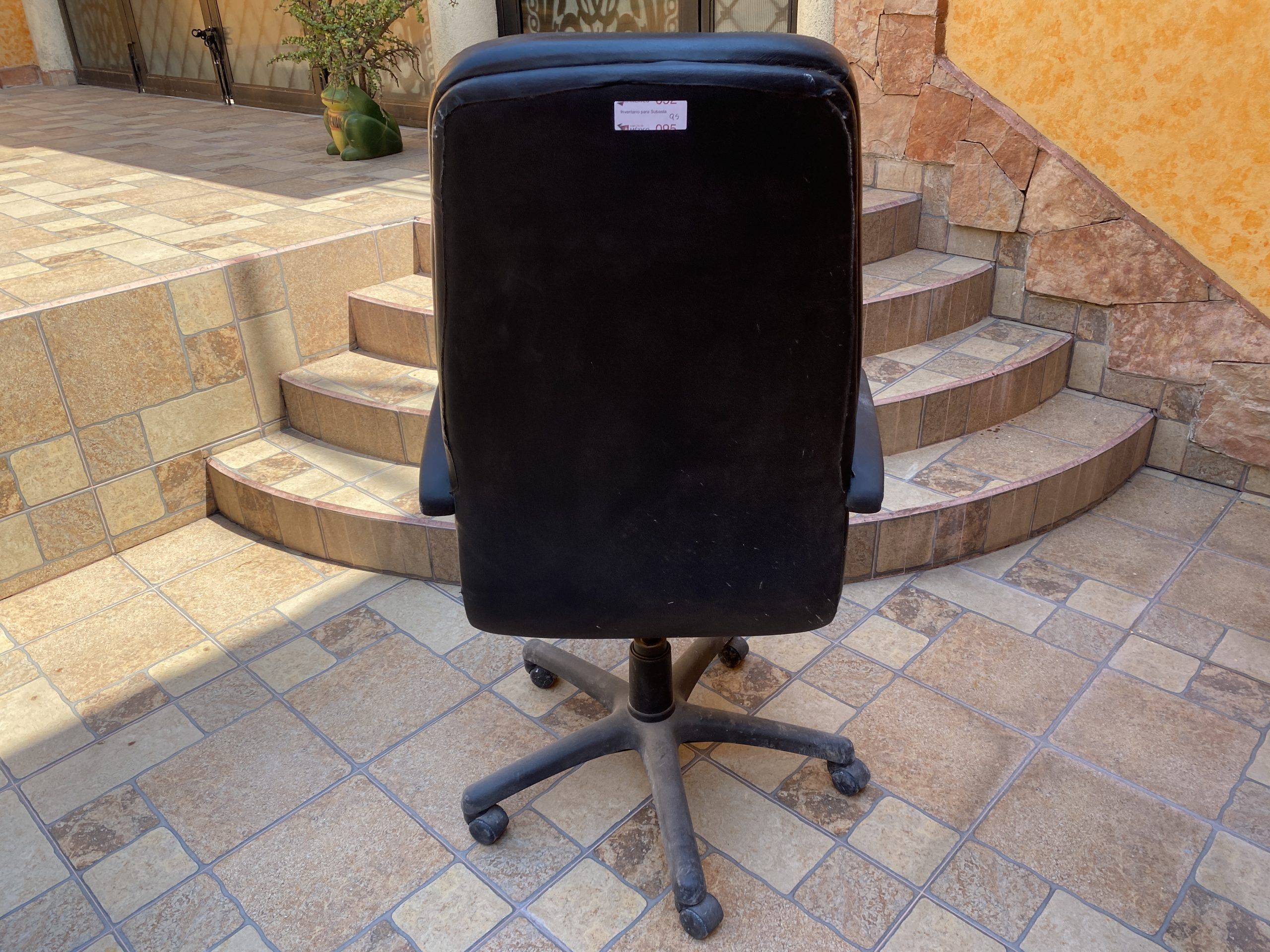 Lote 002 -Silla ejecutiva con ruedas, descansa brazos, asiento y respaldo en tela color negro - Imagen 6