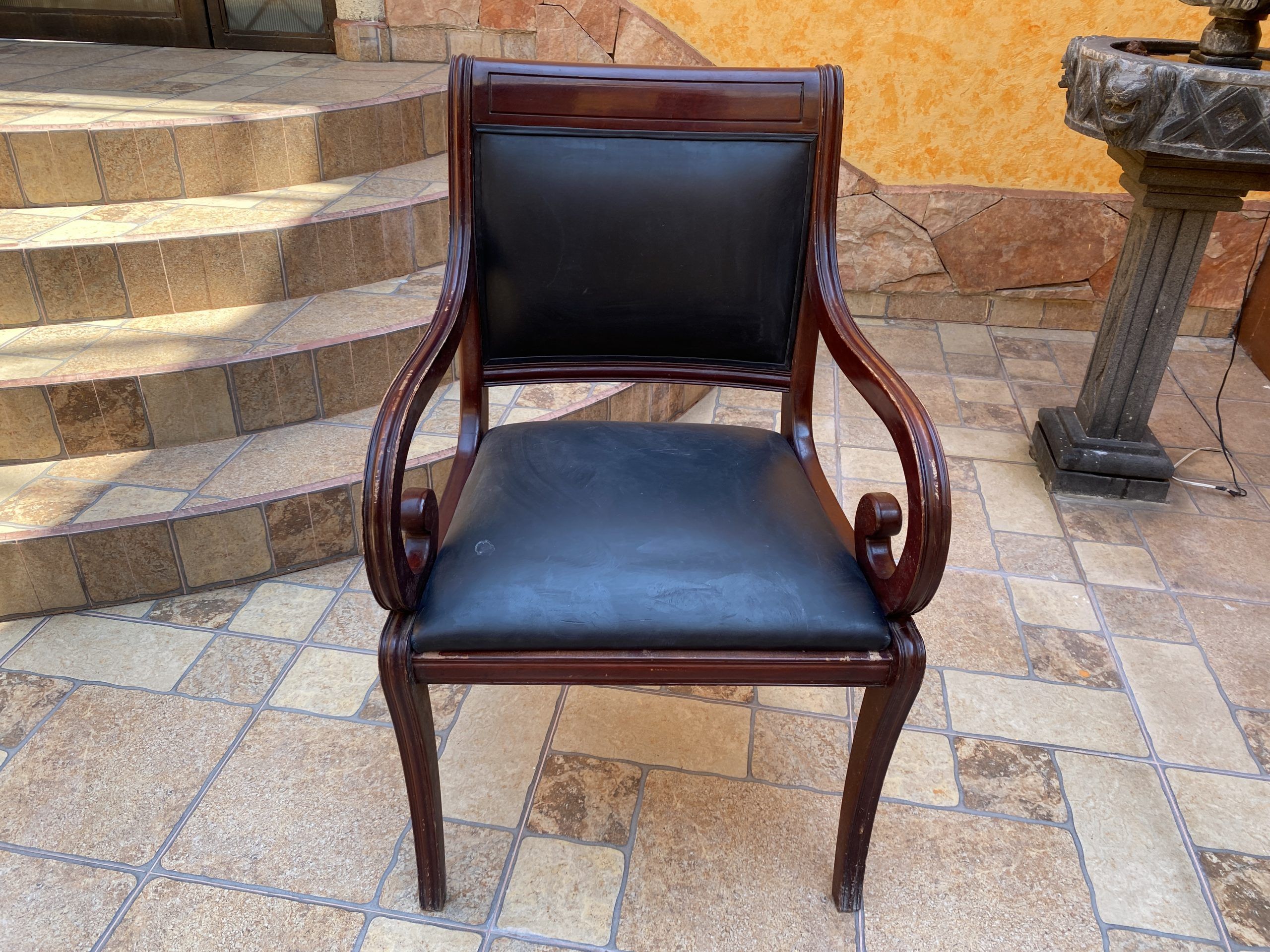 Lote 008 - 3 Sillas con 4 patas, descansa brazos, asiento y respaldo tipo piel color negro - Imagen 2