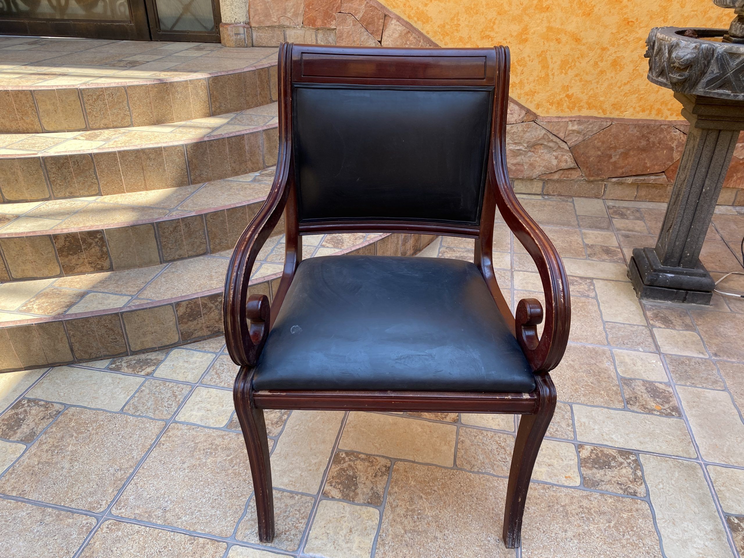 Lote 008 - 3 Sillas con 4 patas, descansa brazos, asiento y respaldo tipo piel color negro